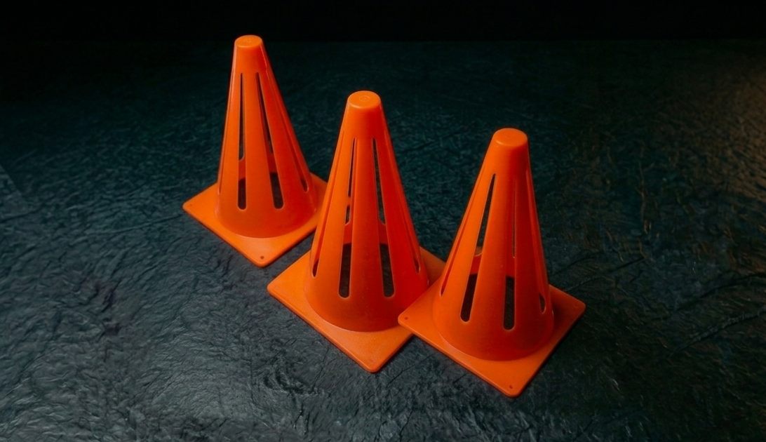 Cono flexible ranurado de 23cm que no lastima al pisarse - Thomps Sport