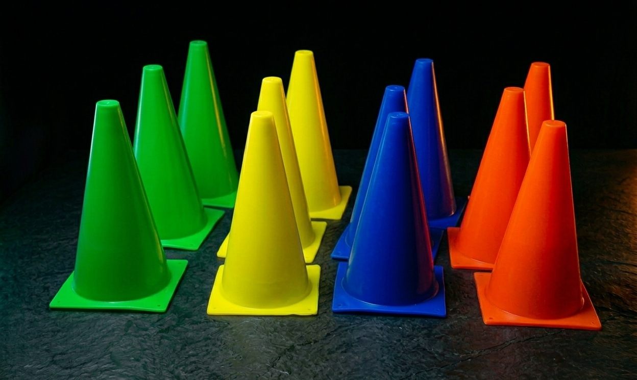 Cono de señalización deportiva 26cm en naranja, amarillo, verde y azul - Thomps Sport